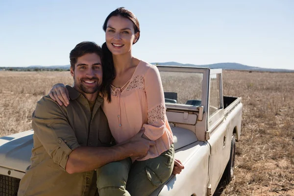 Mulher com homem sentado no veículo off-road — Fotografia de Stock