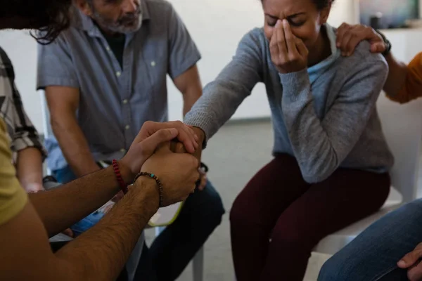 Amici consolante donna — Foto Stock