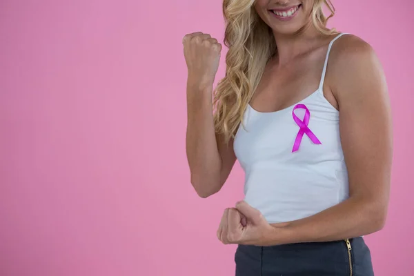 Mujer con cinta de conocimiento de cáncer de mama — Foto de Stock