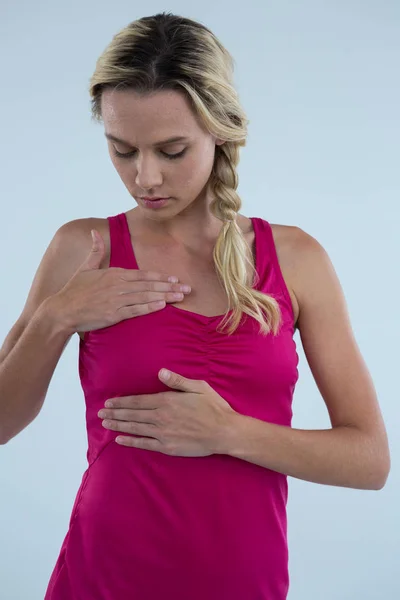 Frau untersucht Brust auf Knoten — Stockfoto