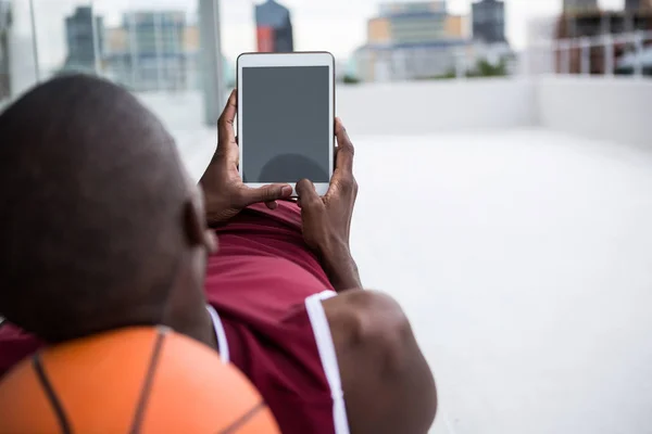 Basketball player using digital tablet — Stock Photo, Image