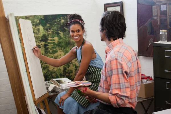 Hombre y mujer pintando sobre lienzo —  Fotos de Stock