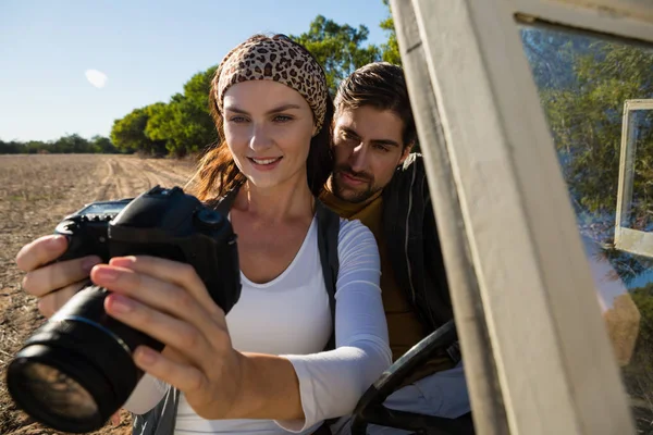 Paar kijken camera in af wegvoertuig — Stockfoto