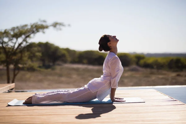 Frau praktiziert Yoga am Pool — Stockfoto