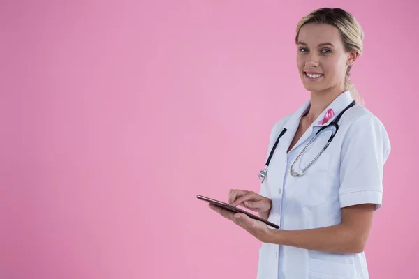 Kobieta lekarz posiadający komputer typu tablet — Zdjęcie stockowe