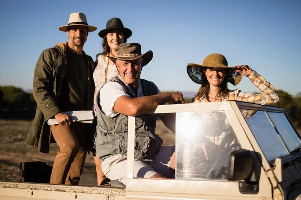 Amigos desfrutando no veículo durante o safari — Fotografia de Stock