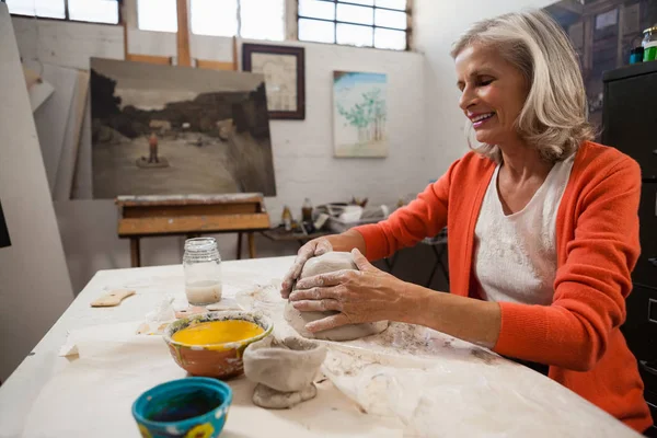 Attente senior vrouw molding clay — Stockfoto