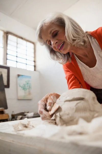 Aufmerksame Seniorin formt geformten Ton — Stockfoto