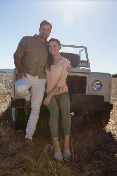 Couple en véhicule tout terrain stationné — Photo