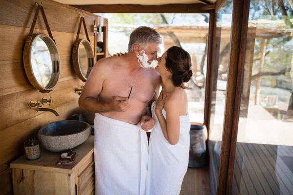 Paar aangezicht tot aangezicht te kijken tijdens het scheren — Stockfoto