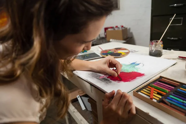 Donna che dipinge uno schizzo — Foto Stock
