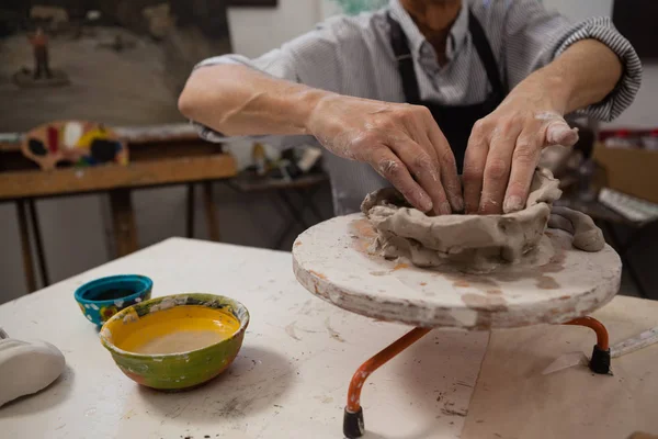 Senior man molding clay — Stockfoto