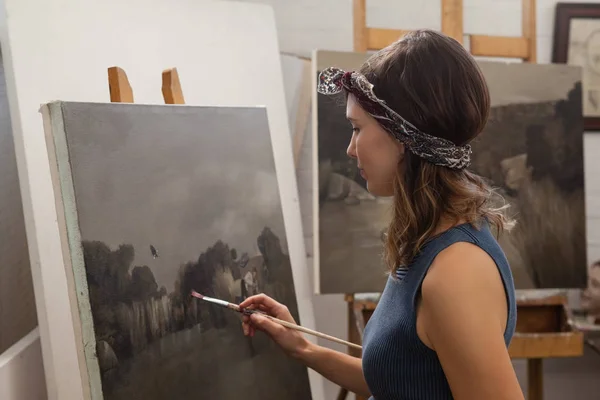 Mujer pintando sobre lienzo en clase de dibujo —  Fotos de Stock