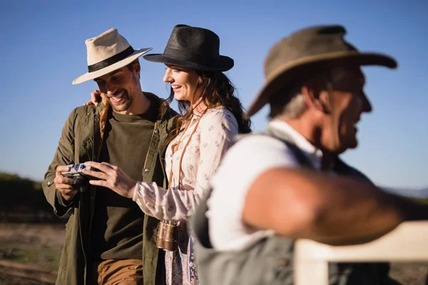 Coppia revisione foto sulla macchina fotografica — Foto Stock