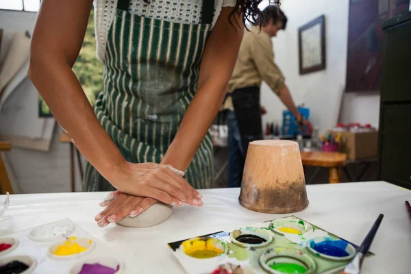 Mitten delen av kvinna molding clay — Stockfoto