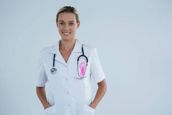 Kobieta lekarz z wstążką świadomości raka piersi — Zdjęcie stockowe