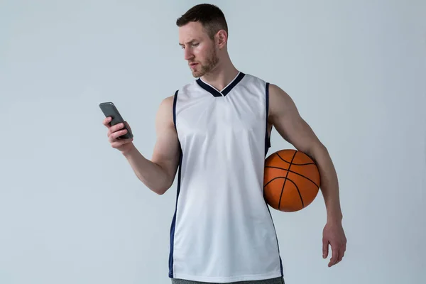 Jogador segurando basquete — Fotografia de Stock