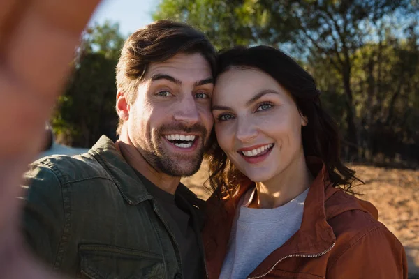 Portrait de couple heureux sur le terrain — Photo