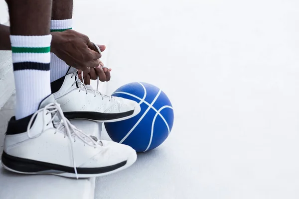 Giocatore di pallacanestro legatura shoelace — Foto Stock