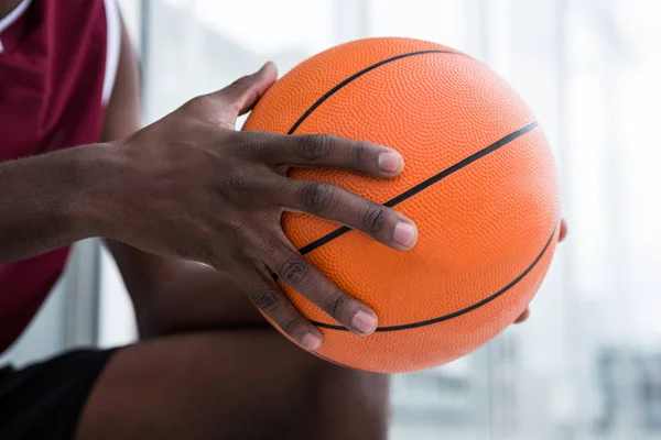 Oyuncu holding basketbol — Stok fotoğraf