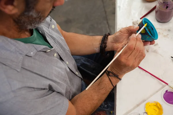 Hombre atento tazón de pintura — Foto de Stock