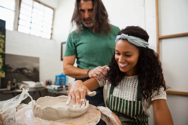 Uomo che assiste donna nella ceramica — Foto Stock