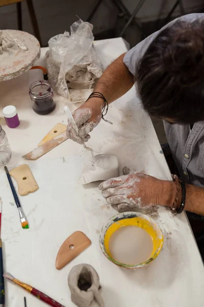 Man molding beeldhouwkunst — Stockfoto