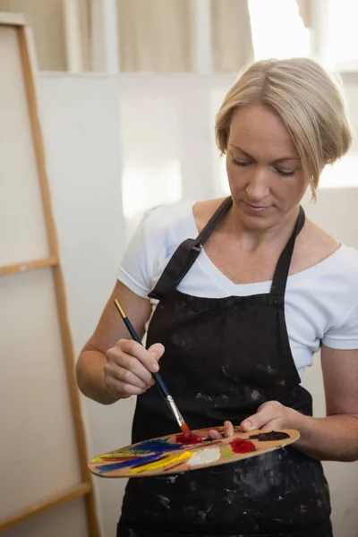 Kvinna anläggning palett och pensel — Stockfoto