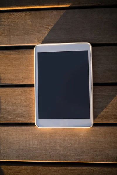 Tableta digital sobre tabla de madera —  Fotos de Stock