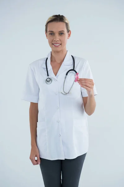 Doctor showing Breast Cancer Awareness ribbon — Stock Photo, Image