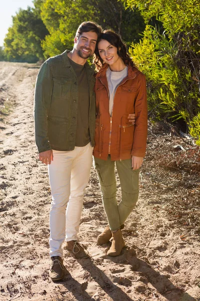 Couple debout sur le terrain — Photo