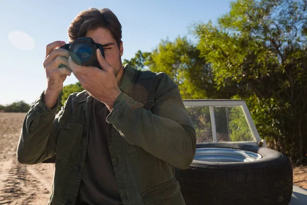 Jeune homme photographiant en véhicule — Photo