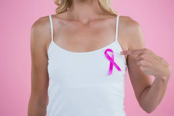 Kobieta, wskazując na Wstążce świadomości raka piersi — Zdjęcie stockowe