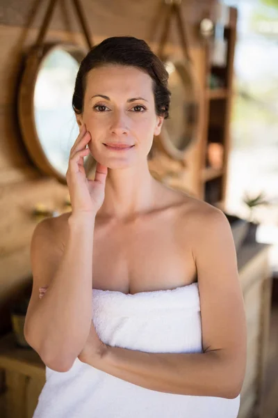 Beautiful woman in cottage — Stock Photo, Image