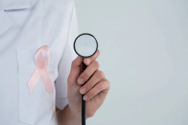 Lekarz z wstążki świadomości raka piersi — Zdjęcie stockowe