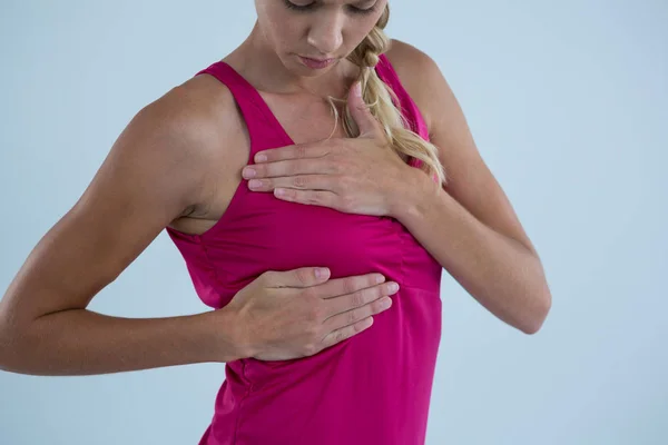 Frau berührt Brust wegen Klumpen — Stockfoto