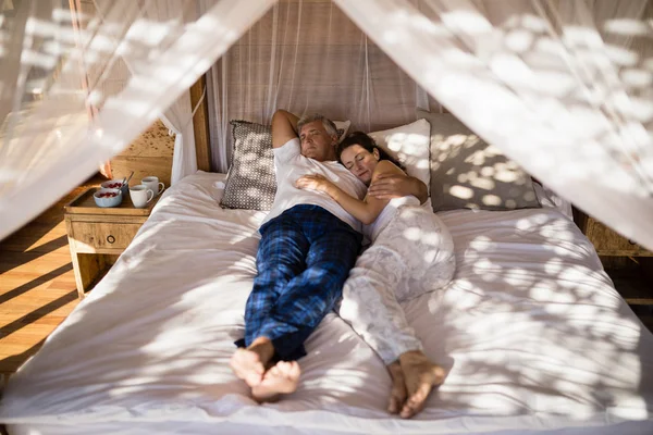 天蓋付きのベッドでリラックスしたカップル — ストック写真