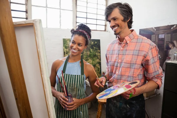 Man and woman looking at painting — Stock Photo, Image
