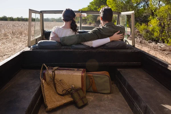 Paar mit Waffen im Geländewagen unterwegs — Stockfoto