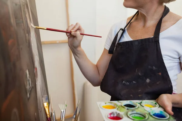 Mujer pintando sobre lienzo en clase de dibujo — Foto de Stock