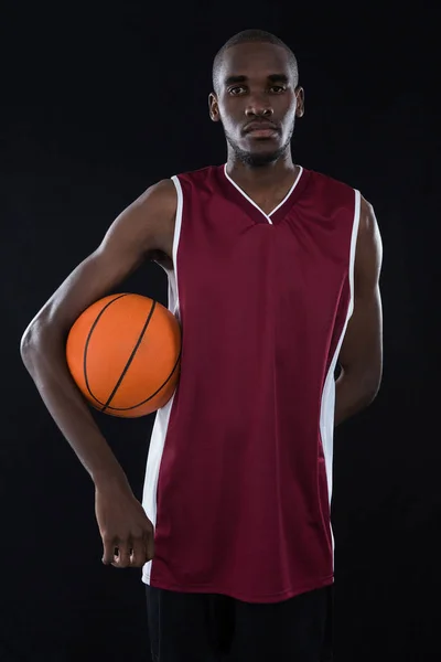 Jogador segurando basquete — Fotografia de Stock