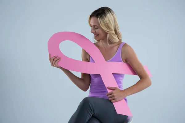 Mujer sosteniendo el cáncer de mama cinta de conciencia — Foto de Stock