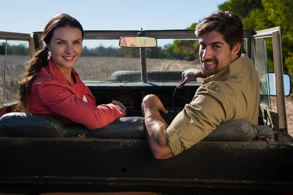 Couple assis dans un véhicule hors route — Photo