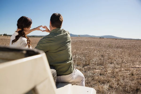 Pareja haciendo forma de corazón —  Fotos de Stock