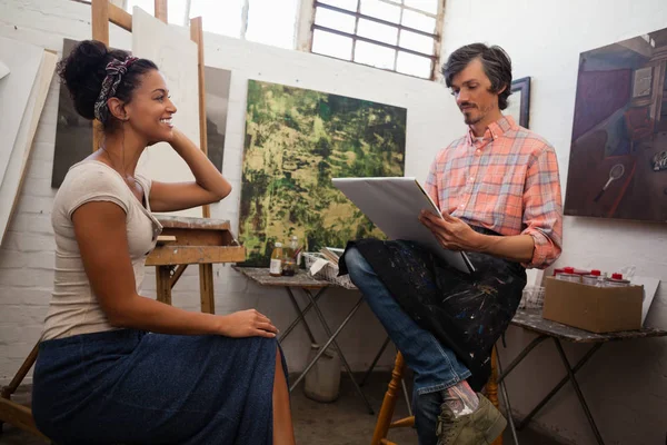 Homem desenhando um retrato de mulher — Fotografia de Stock