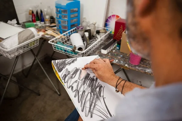 Hombre bosquejando en libro de dibujo — Foto de Stock