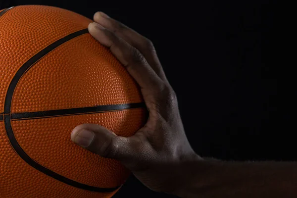 Jogador segurando basquete — Fotografia de Stock