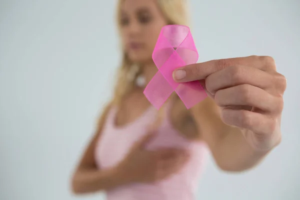 Joven hembra mostrando cinta rosa — Foto de Stock