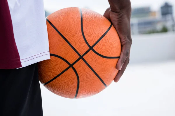 Игрок проводит баскетбол — стоковое фото