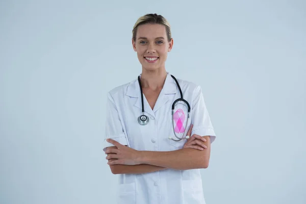Médico con cinta de conocimiento de cáncer de mama —  Fotos de Stock